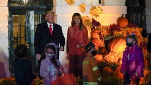 Petrecere de Halloween la Casa Albă. Donald și Melania Trump au împărțit dulciuri și au făcut poze cu copiii