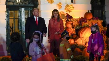 Petrecere de Halloween la Casa Albă. Donald și Melania Trump au împărțit dulciuri și au făcut poze cu copiii