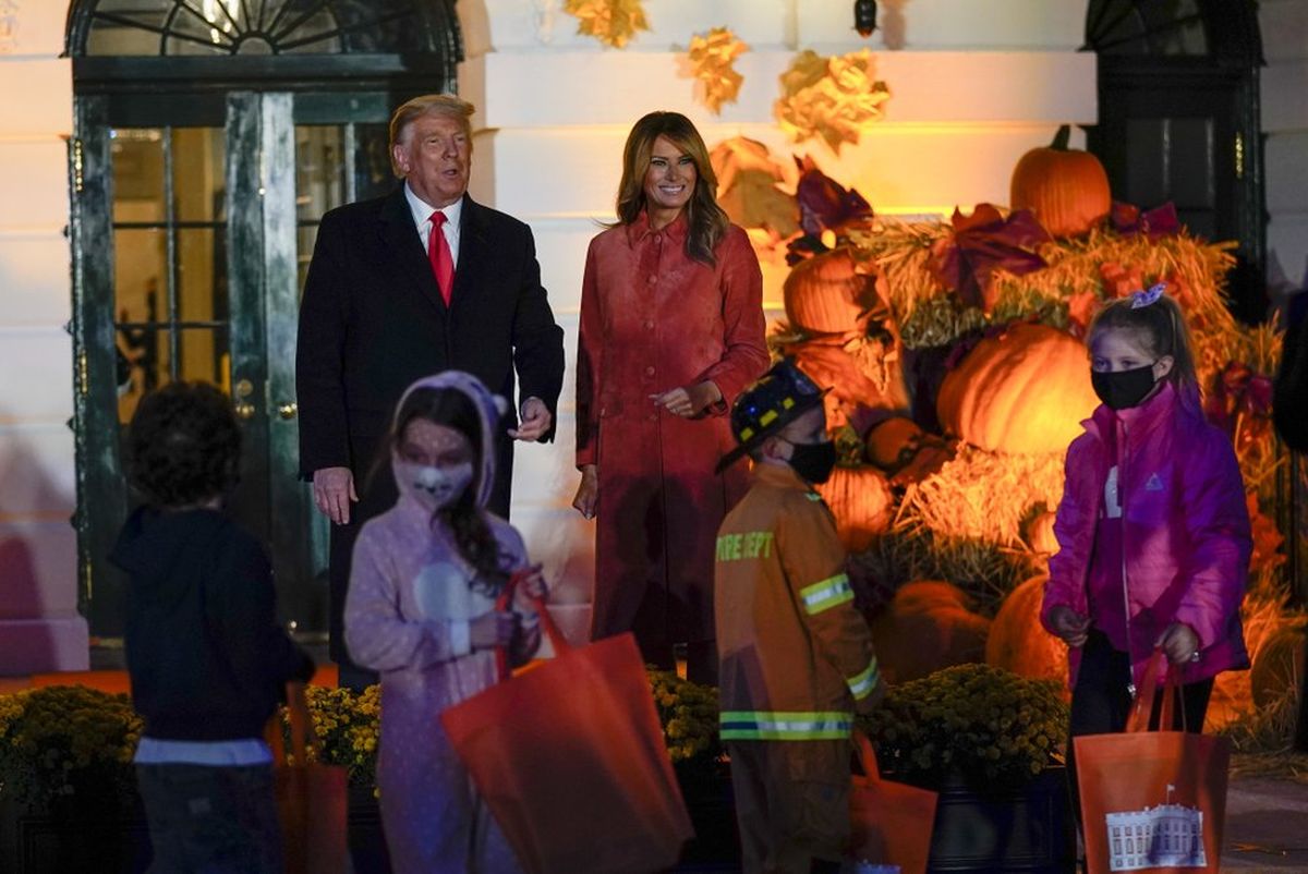 Petrecere de Halloween la Casa Albă. Donald și Melania Trump au împărțit dulciuri și au făcut poze cu copiii