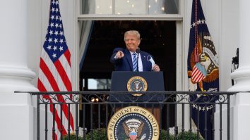 Trump îl batjocorește iar pe Biden: „Democratul se ramolește pe zi ce trece”. Momentele în care Biden a călcat strâmb