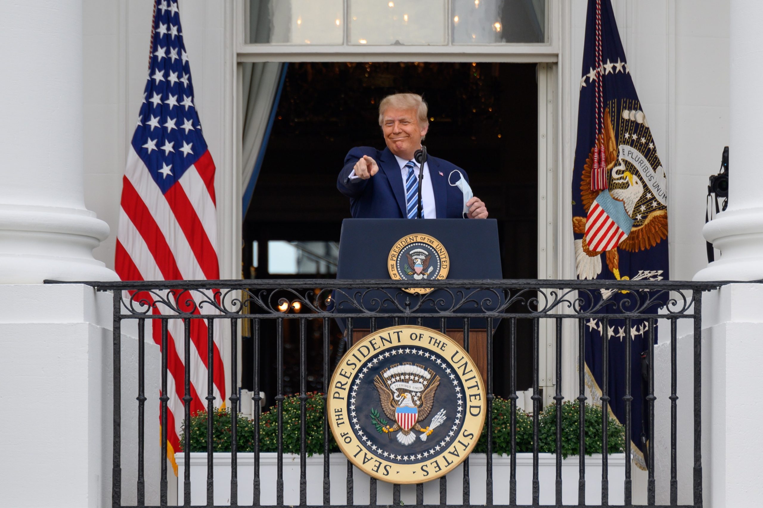 Trump îl batjocorește iar pe Biden: „Democratul se ramolește pe zi ce trece”. Momentele în care Biden a călcat strâmb