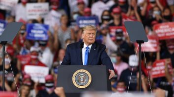 Trump are COVID-19. Alegătorii sunt mai înverşunaţi să voteze