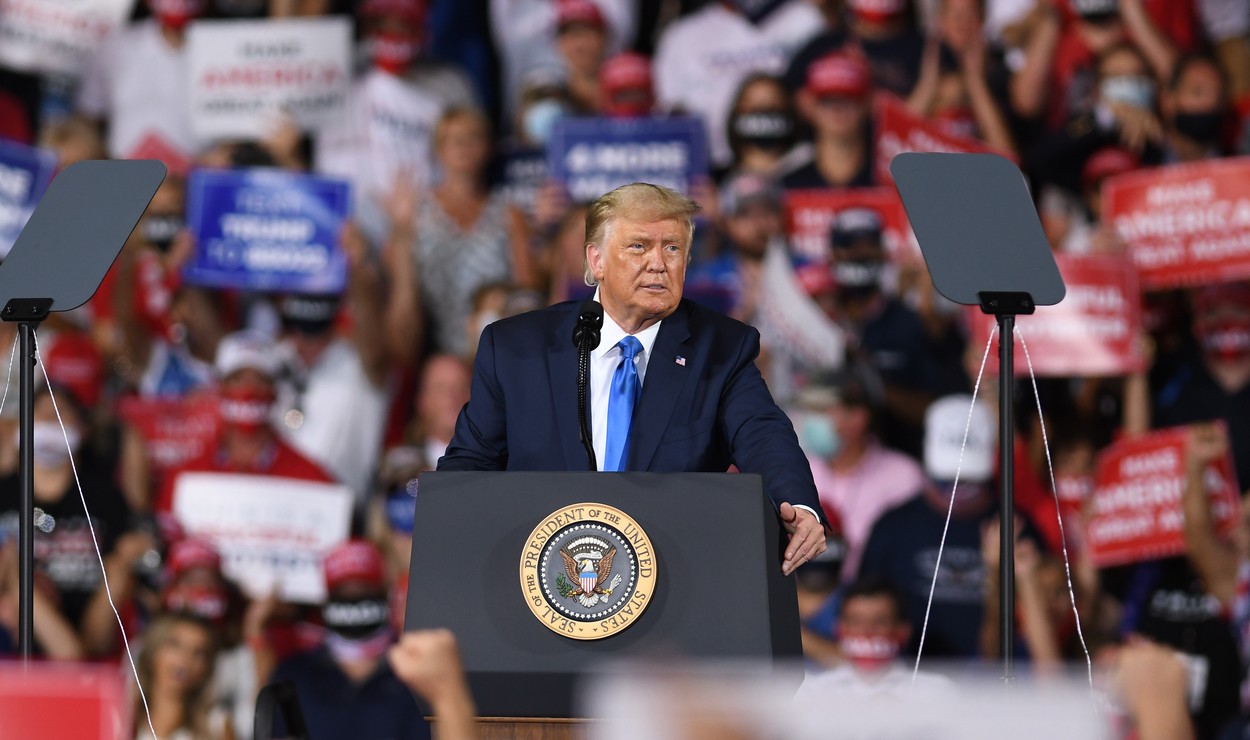 Trump are COVID-19. Alegătorii sunt mai înverşunaţi să voteze