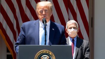 Fauci rămâne inamicul numărul unul al lui Trump, deși SUA raportează peste 100.000 de infectări pe zi