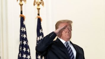 Donald Trump, deși încă e contagios, şi-a scos masca imediat ce a ajuns la Casa Albă