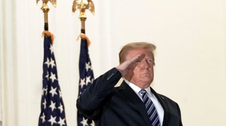 Donald Trump, deși încă e contagios, şi-a scos masca imediat ce a ajuns la Casa Albă