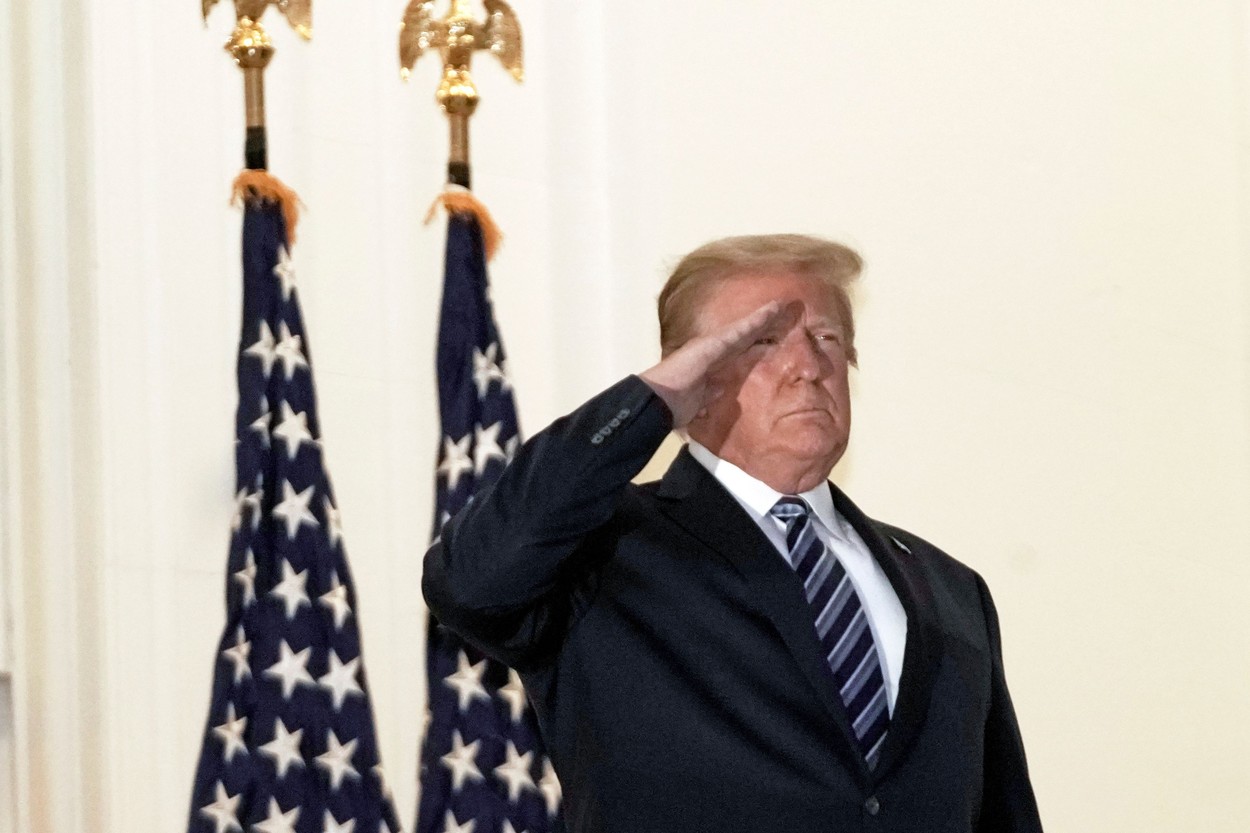 Donald Trump, deși încă e contagios, şi-a scos masca imediat ce a ajuns la Casa Albă