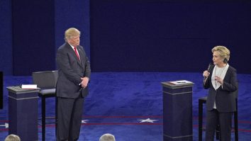 Same old Donald Trump. Ce atitudine avea acum 4 ani, la ultima dezbatere dintre el și Hillary Clinton