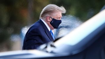 Donald Trump cu mascp