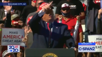 Mitingul electoral al lui Donald Trump, întrerupt de un avion F-16 care a interceptat o aeronavă civilă. VIDEO