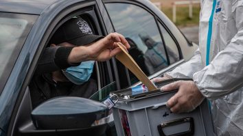 Noi restricții în Cehia. Cehii votează la drive-in, barurile și restaurantele se închid la 22:00