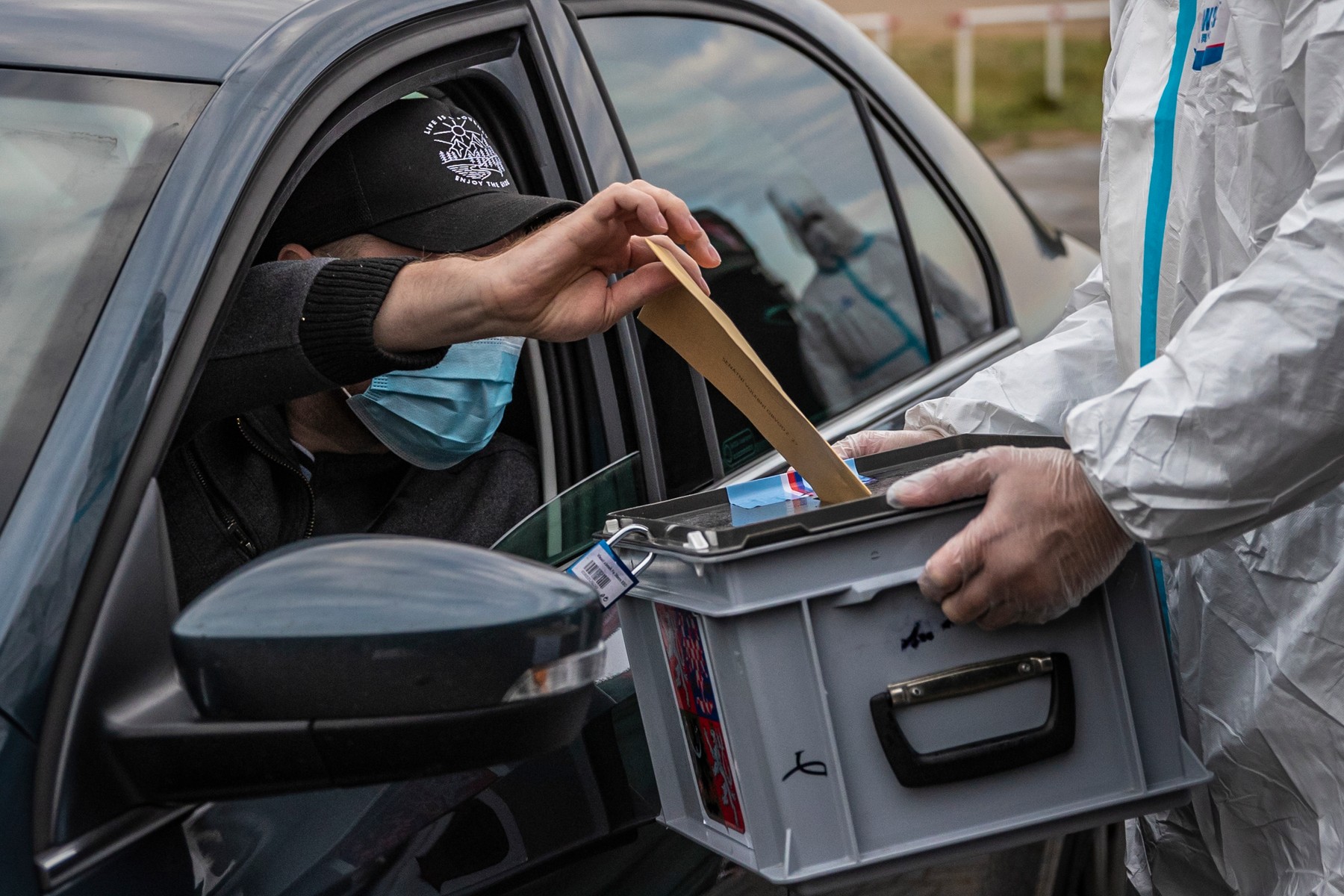 Noi restricții în Cehia. Cehii votează la drive-in, barurile și restaurantele se închid la 22:00