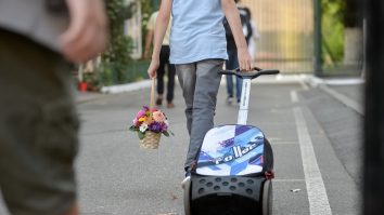 Elevii care învață în școli private vor avea transport gratuit. Legea a fost promulgată de Iohannis