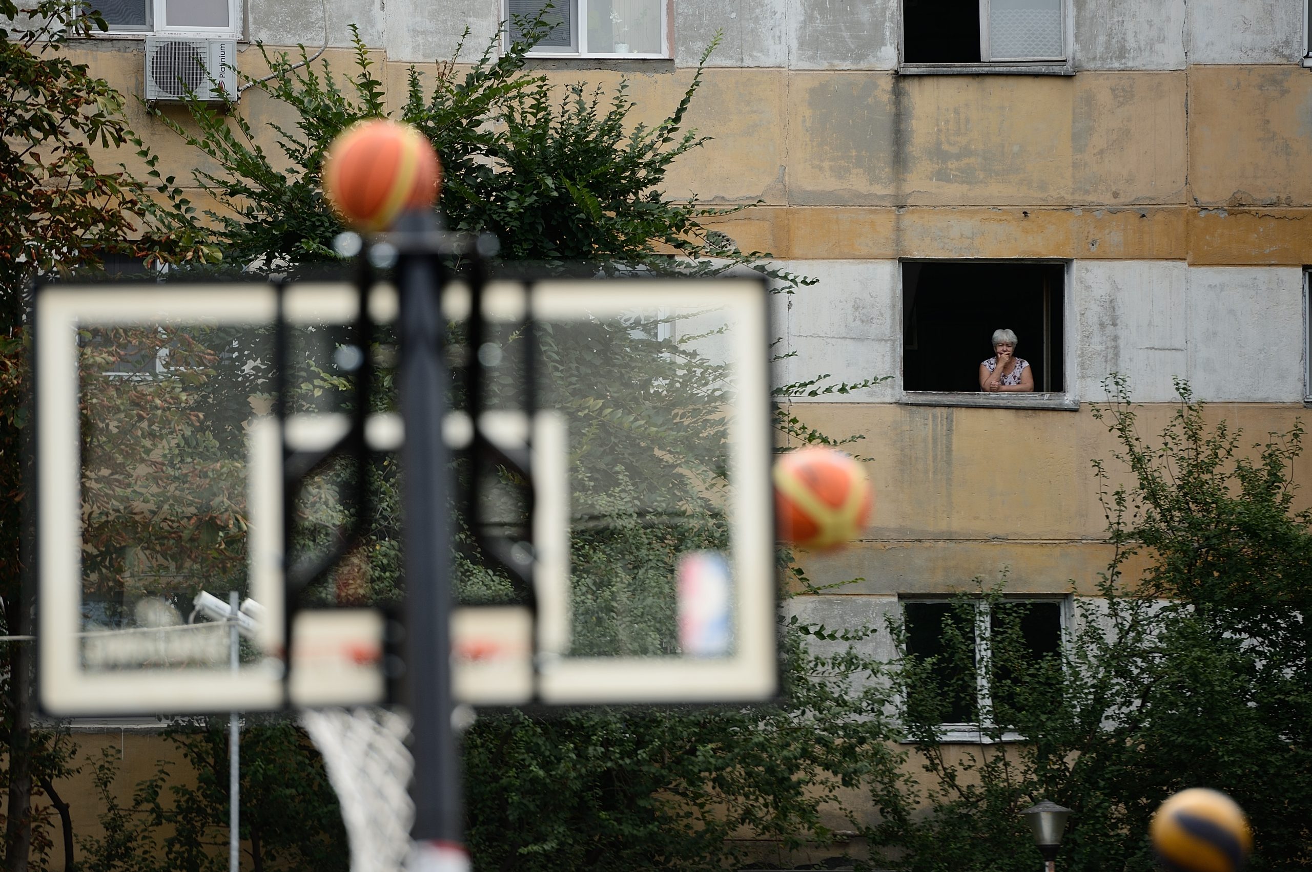 Opt elevi au fost ridicați din curtea școlii, duși la Poliție și amendați. Părinte: „L-au ținut închis 2 ore“