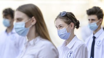 Reacţia elevilor după ce au fost puși să semneze declarații pentru școala online: „Sunt complet redundante. E absurd“