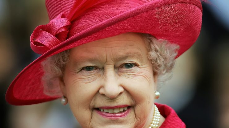 Angajații reginei Angliei au petrecut 40 de ore dând înapoi 1.100 de ceasuri