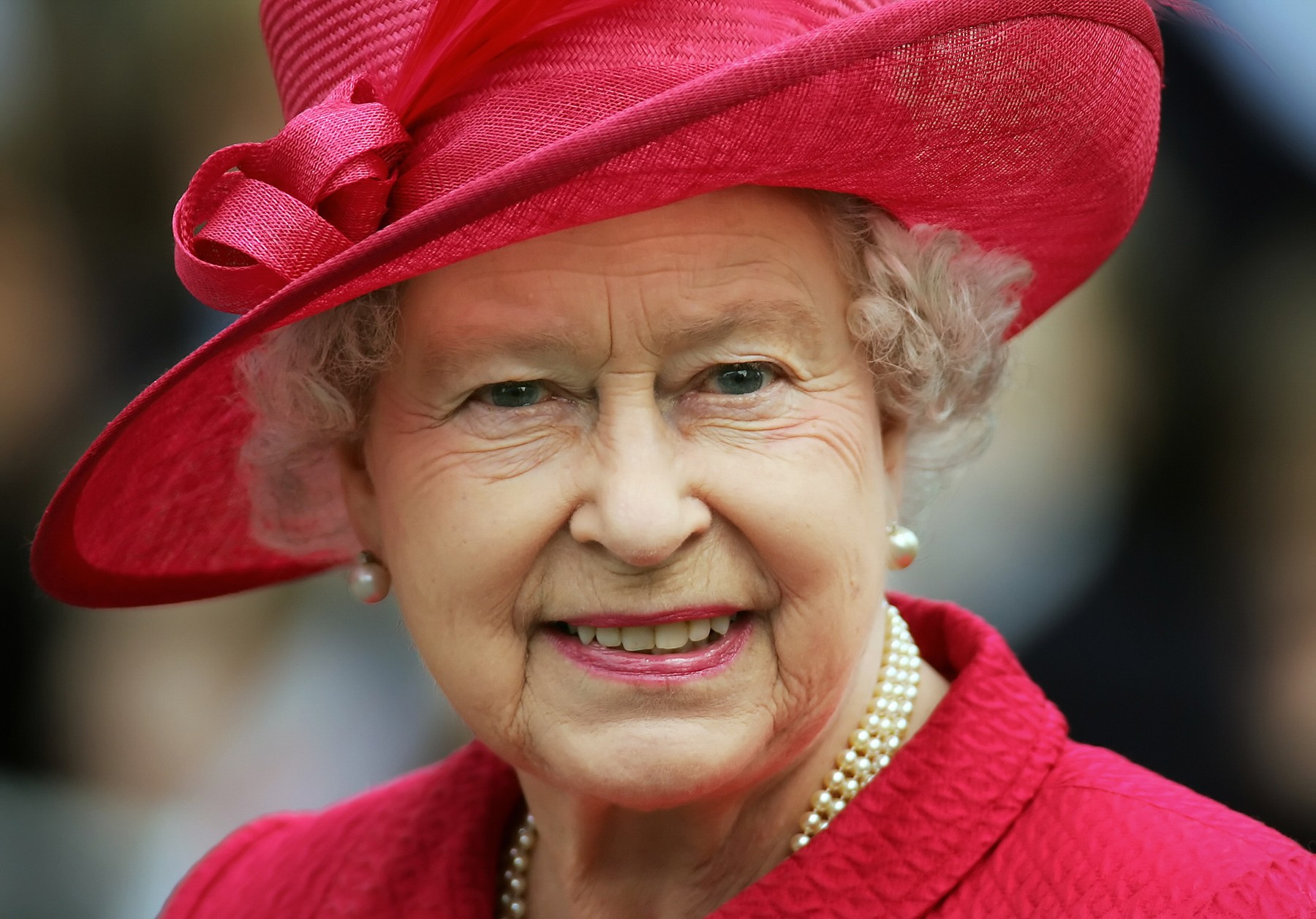 Angajații reginei Angliei au petrecut 40 de ore dând înapoi 1.100 de ceasuri