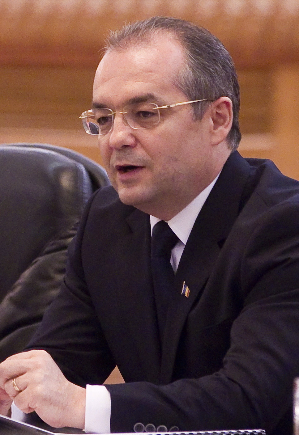 Boc vrea 2 miliarde de euro pentru Cluj. Clujenii au început să își dărâme singuri garajele