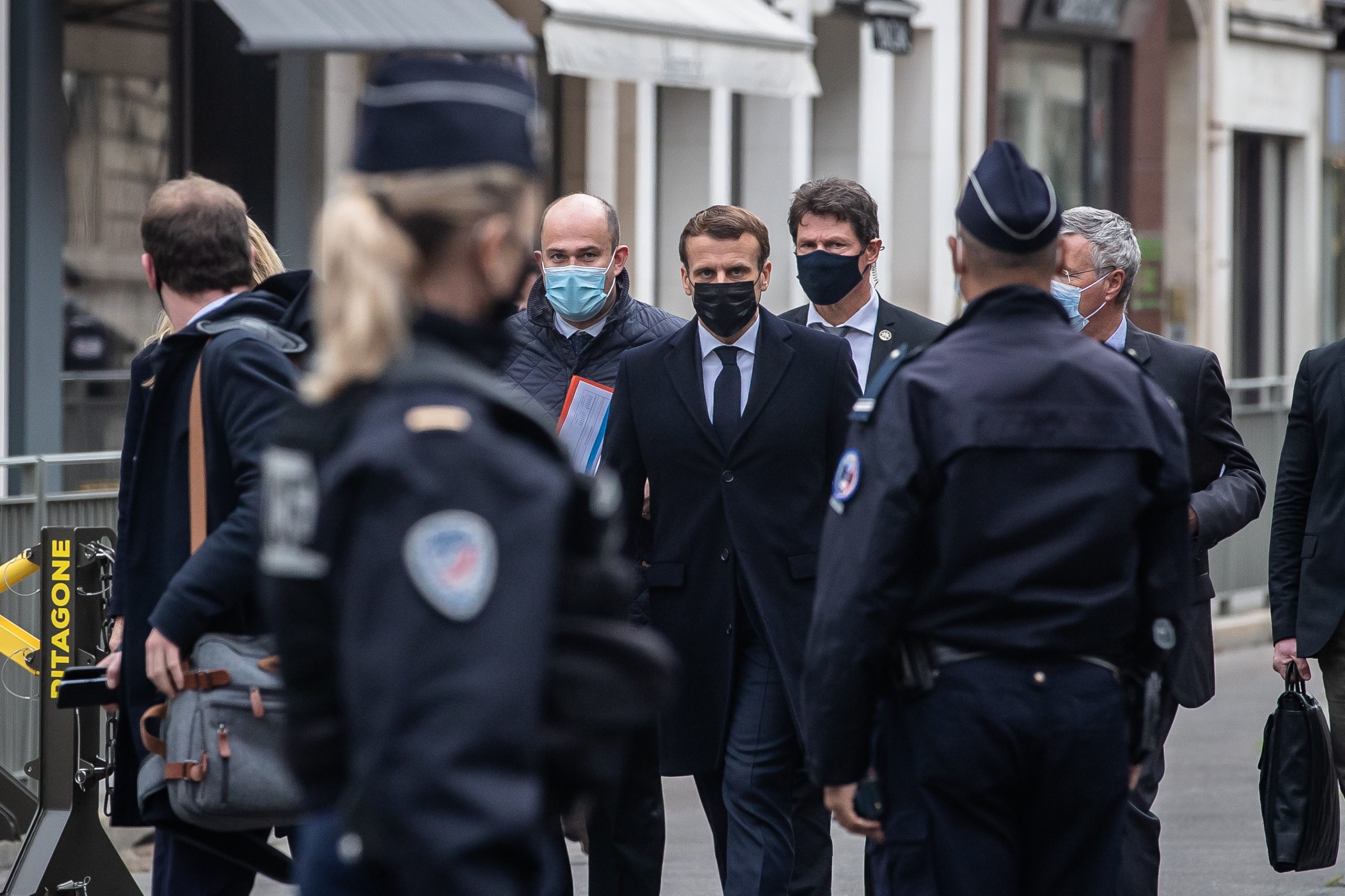 Franța va dubla numărul soldaților pentru o mai bună protecție. Macron: „Nu vom ceda”