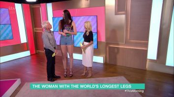 Cine e baschetbalista cu cele mai lungi picioare. Are o înălțime de peste 2 metri