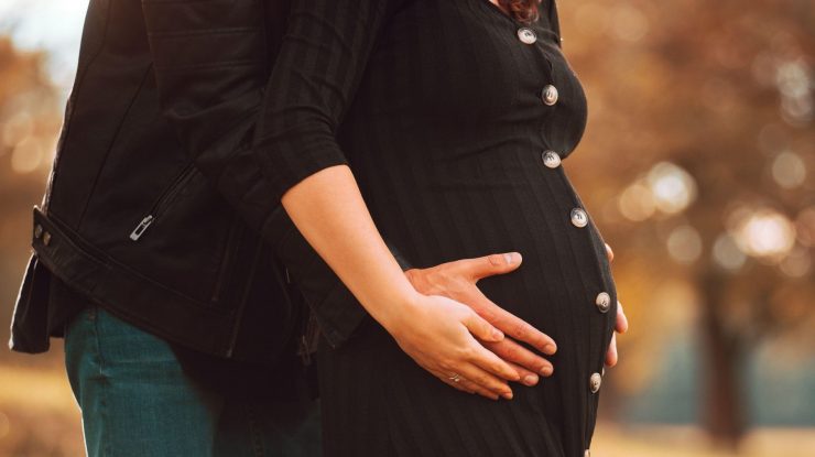 O femeie a născut un copil de culoare, după ce a primit un embrion greșit la o clinică de fertilizare in vitro