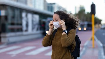 Țara care te bagă la închisoare dacă nu porți mască în spațiile publice