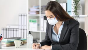 3 soluții pentru a combate respirația urât mirositoare provocată de masca de protecție