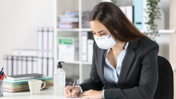 3 soluții pentru a combate respirația urât mirositoare provocată de masca de protecție