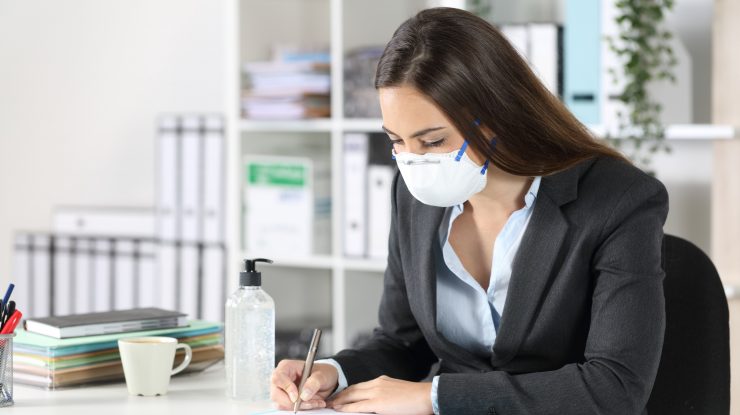 3 soluții pentru a combate respirația urât mirositoare provocată de masca de protecție