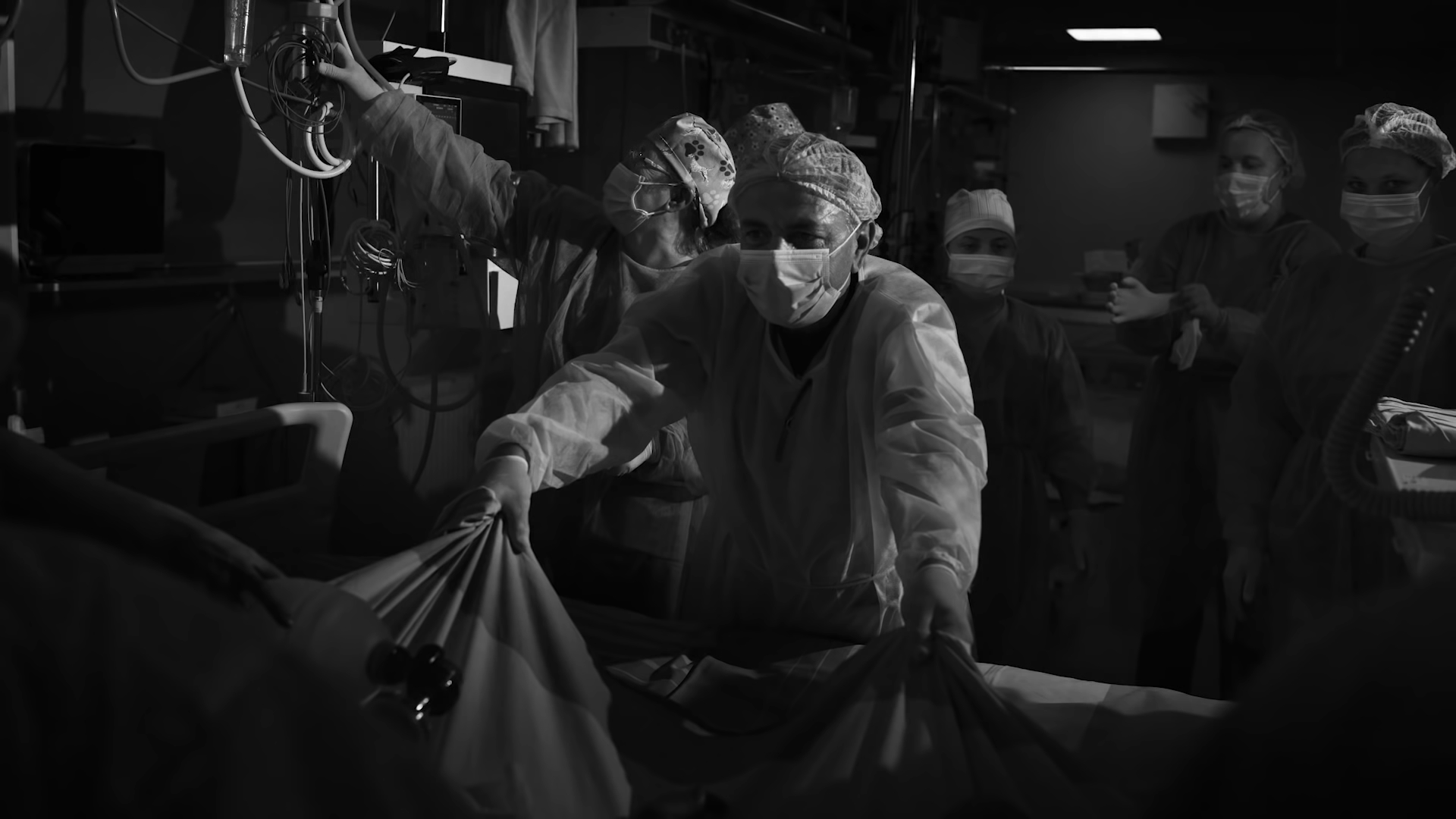 „Don’t take them for granted”: Realitatea din secțiile ATI ale spitalelor COVID-19, documentată de un fotograf român