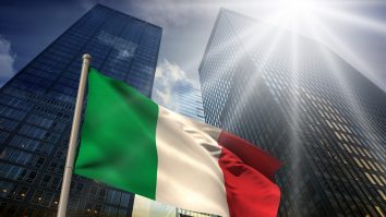 Afișe cu cruci de mormânt pe ușile restaurantelor închise din Italia