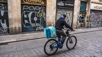 Firmele de delivery, salvarea pentru criza HoReCa. La cât ajunge salariul unui livrator devotat