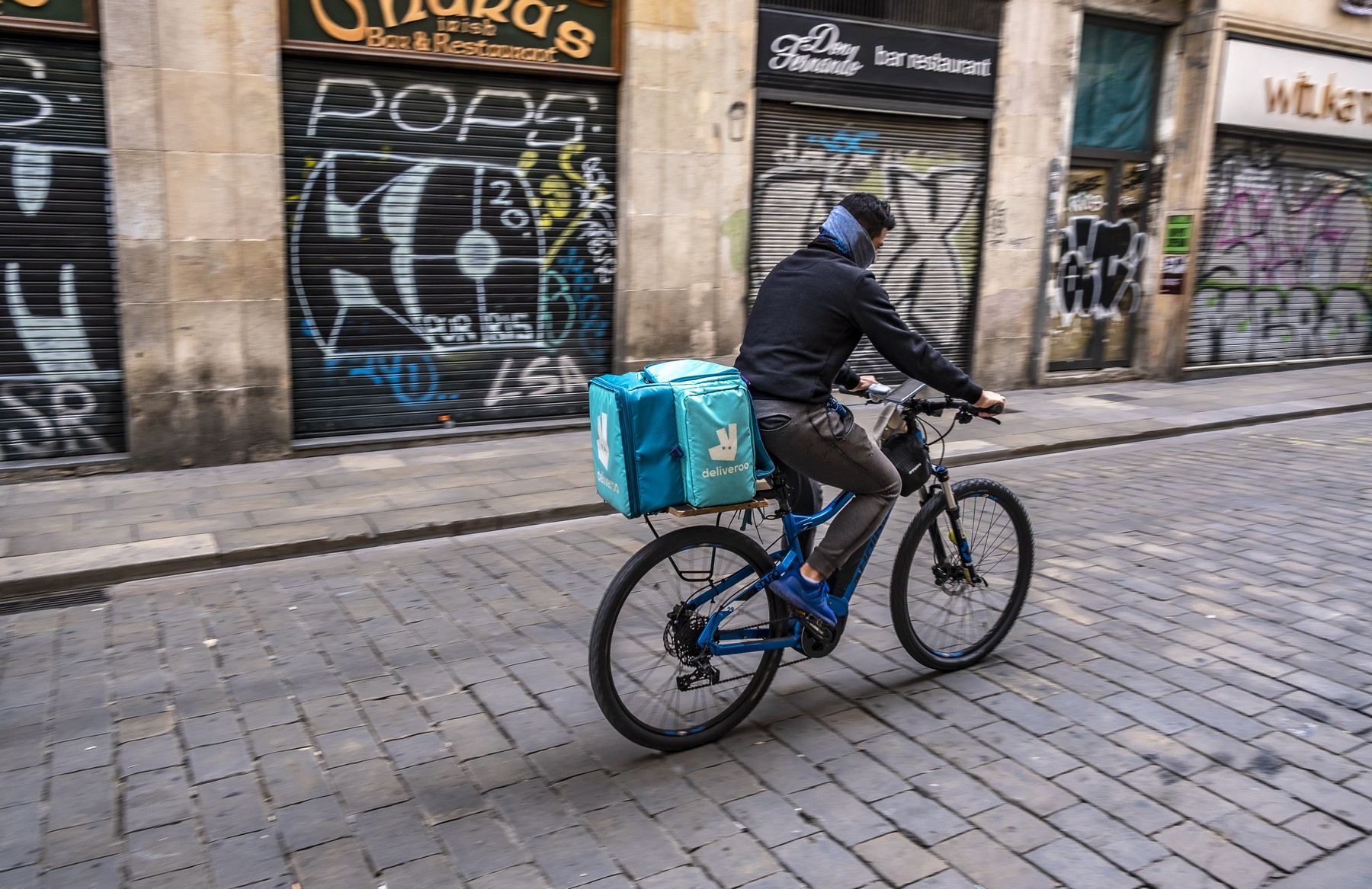 Firmele de delivery, salvarea pentru criza HoReCa. La cât ajunge salariul unui livrator devotat