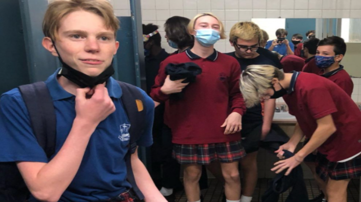 Mișcare revoluționară împotriva sexismului: băieții merg la liceu în fuste