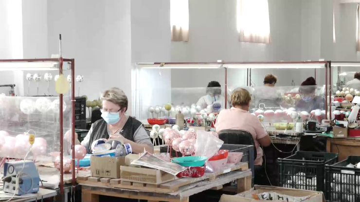 Donald Trump împodobește bradul de Crăciun cu globuri fabricate la Cluj