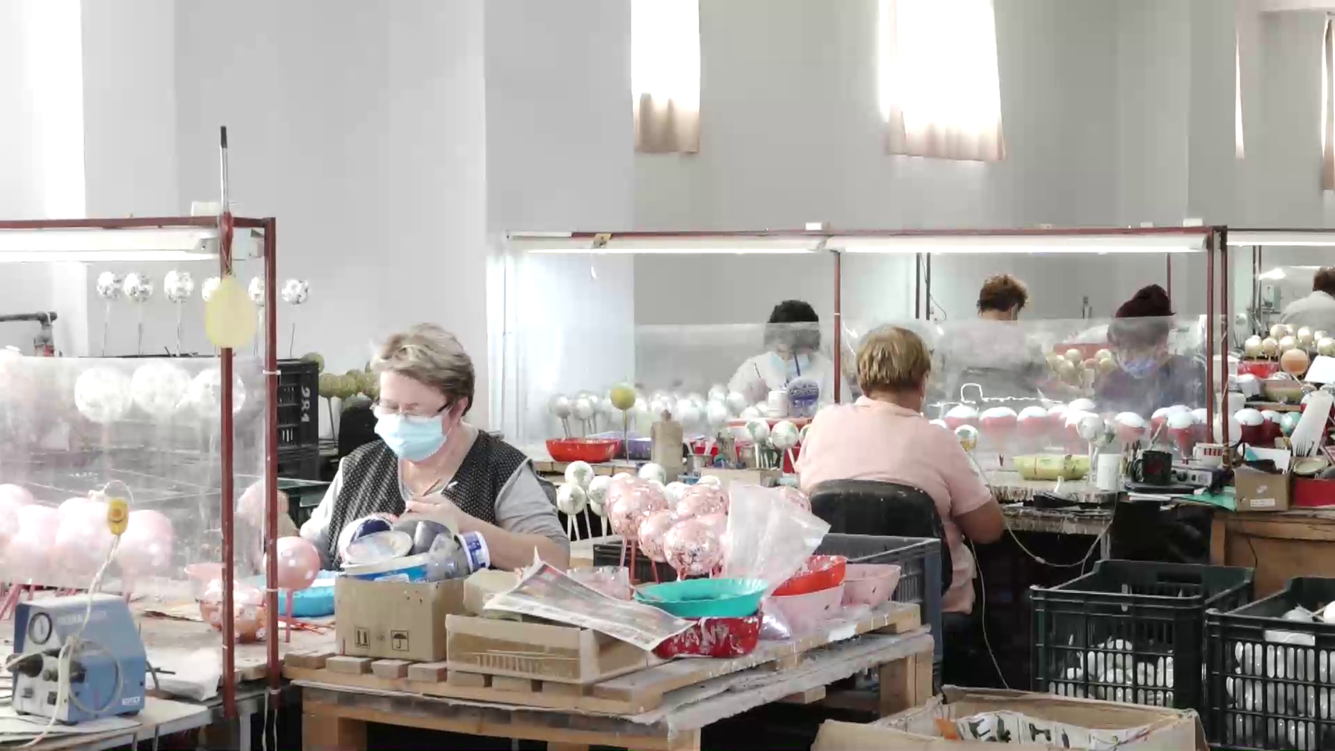 Donald Trump împodobește bradul de Crăciun cu globuri fabricate la Cluj