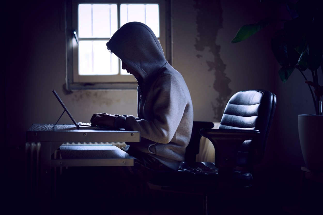 Val de amenințări pe adresa unui cotidian francez, după ce jurnaliștii au publicat o caricatură cu profetul Mohamed