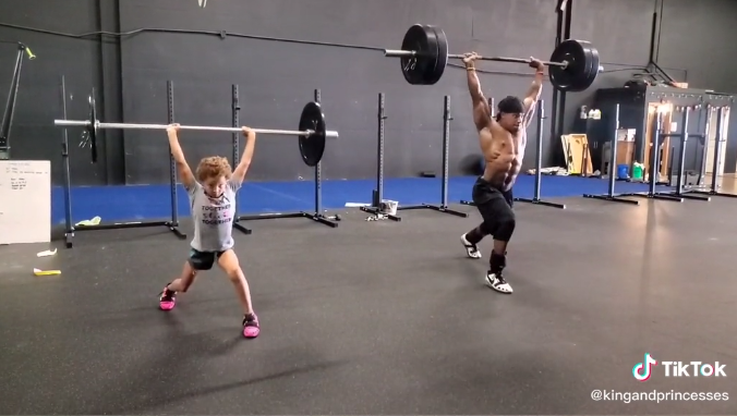 James Townsend nu sare niciun antrenament alături de fiicele sale. Fac împreună tracțiuni, flotări în mâini și ridică haltere