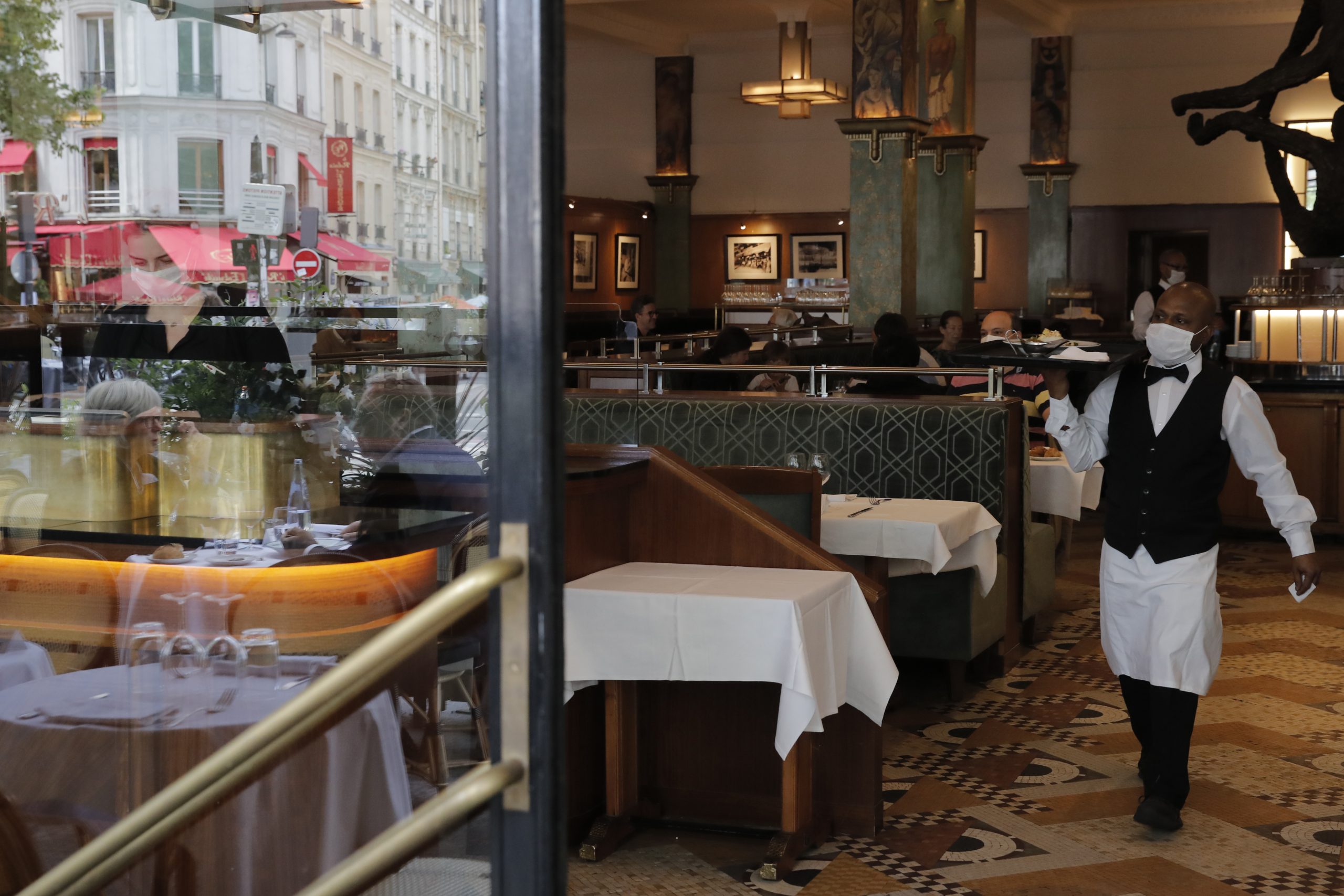 Industria HoReCa se îndreaptă cu pași repezi spre faliment. Banii promiși de Guvern întârzie să apară