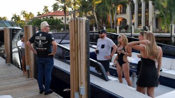 Pontonul, motiv să îți cumperi casă. Americanii dau petreceri pe iahturi și le trebuie „loc de parcare”
