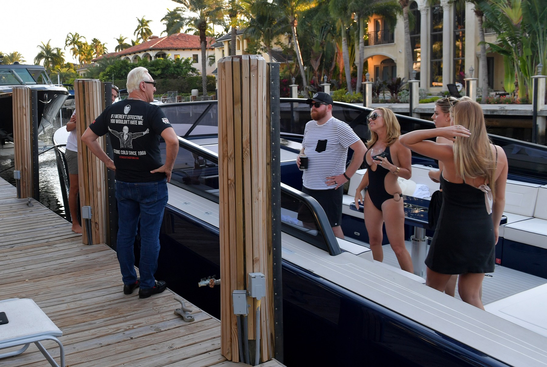 Pontonul, motiv să îți cumperi casă. Americanii dau petreceri pe iahturi și le trebuie „loc de parcare”