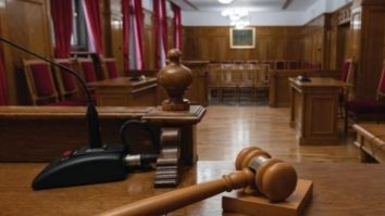 Decizie ICCJ: Dacă eşti parte într-un proces, poţi trimite acte prin e-mail şi în afara programului instanţei, până în ultima zi a termenului