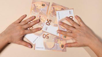 România merge pe datorie Este primul an în care împrumuturile statului depăşesc 100 de miliarde de lei