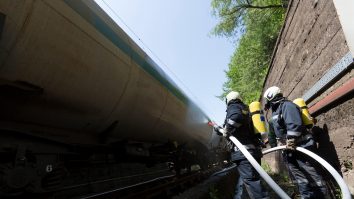 Alertă în Gara Sinaia: Incendiu la locomotiva unui tren încărcat cu motorină