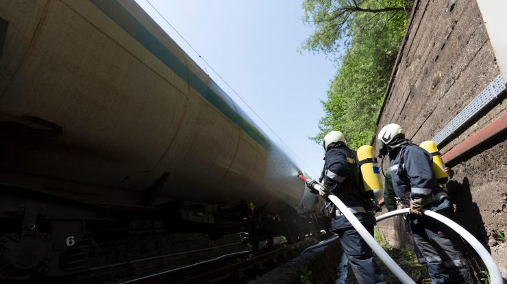 Alertă în Gara Sinaia: Incendiu la locomotiva unui tren încărcat cu motorină