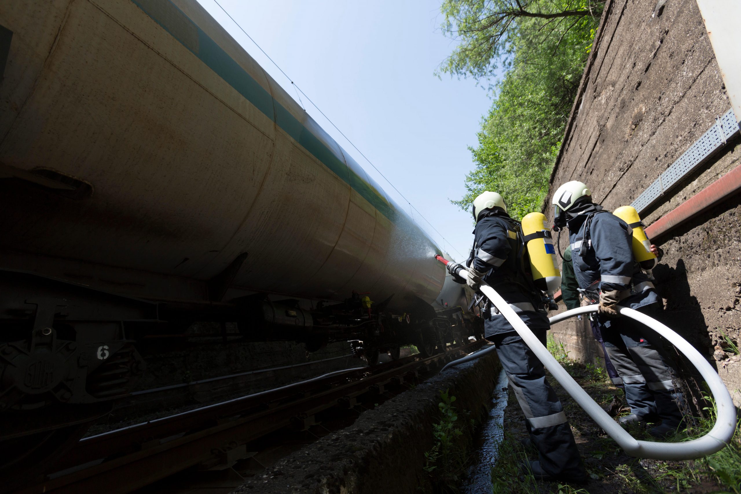 Alertă în Gara Sinaia: Incendiu la locomotiva unui tren încărcat cu motorină