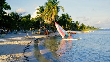 Muncă remote și vacanță în același timp. Cât te costă să muncești din Insulele Cayman