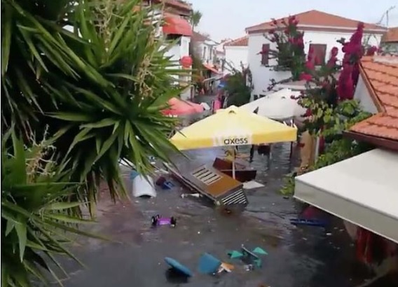 VIDEO: Momentul în care valurile produse de cutremur inundă străzile din Samos și Izmir