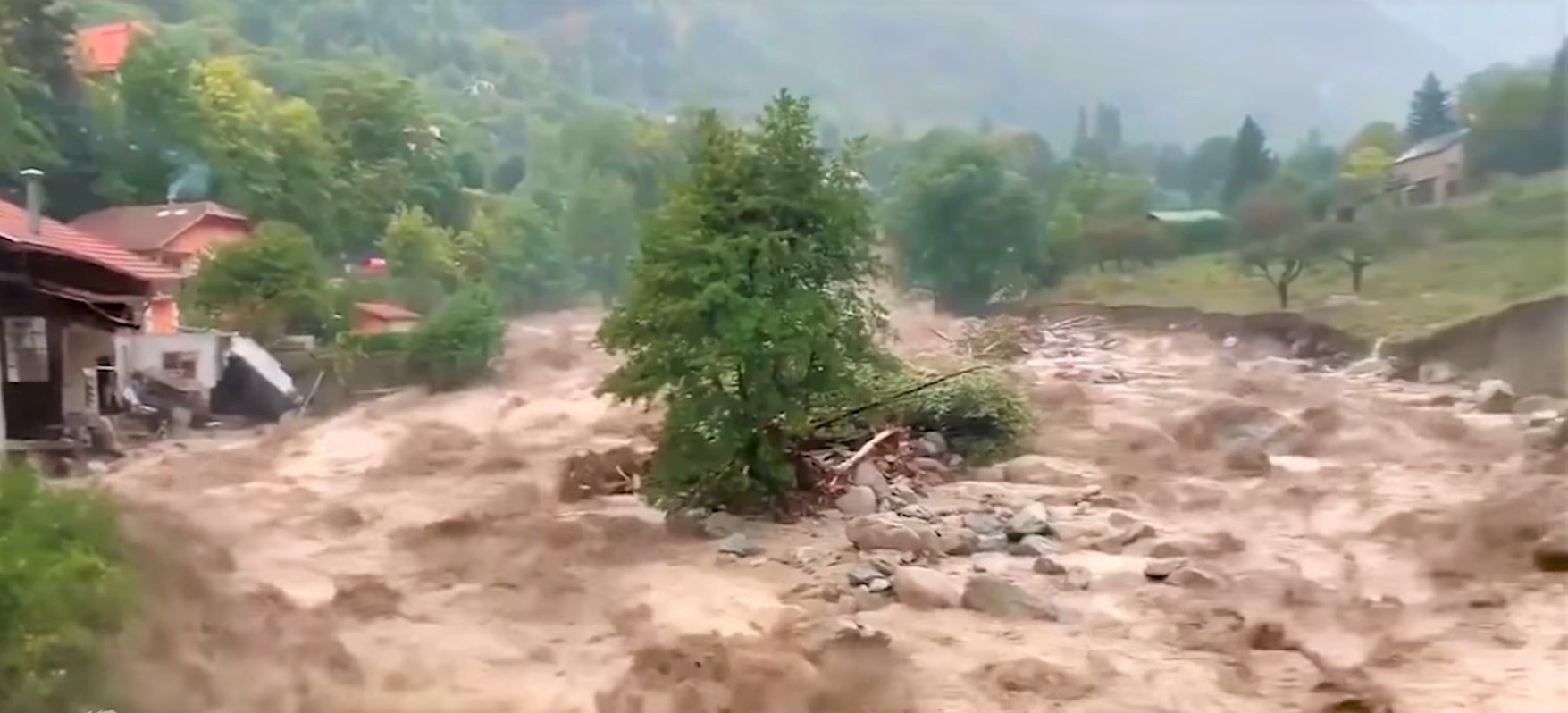 Cadavrele dintr-un cimitir din sudul Franței au fost măturate de o furtună violentă