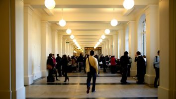 Care sunt diferențele dintre învățământul din Anglia și cel de la noi: „Profii de acolo sunt ca niște prieteni“